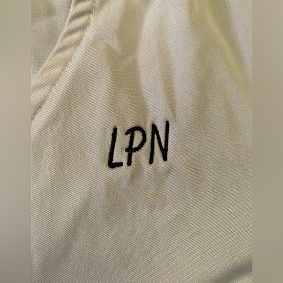 4-Pocket Stretch LPN Scrub Top size L - Picture 5 of 6